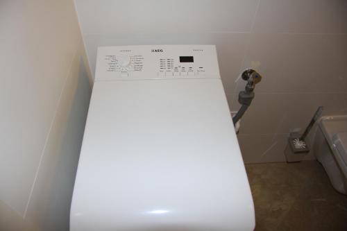 a white room with a toilet in a bathroom at Ferienwohnungen Familie Böckmann in Berlin