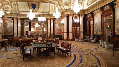 une salle à manger avec tables et chaises dans un bâtiment dans l'établissement Appartement le Valmont, à Menton