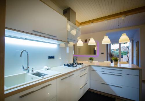 Foric Apartments With Outdoor Heated Pool tesisinde mutfak veya mini mutfak