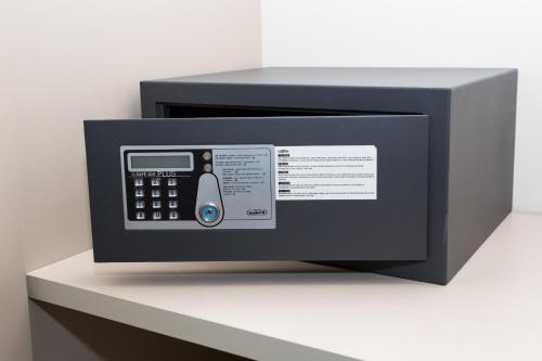 a microwave oven sitting on top of a shelf at Hotel Santa Caterina Village Club in Scalea