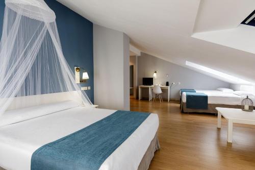 En eller flere senge i et værelse på Hotel Jakue