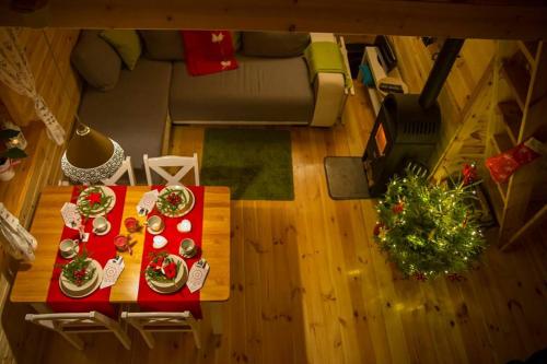 uma vista superior de uma sala de estar com uma mesa com comida em Domki KOLONIA LEŚNA z sauną i gorącą balią em Radków