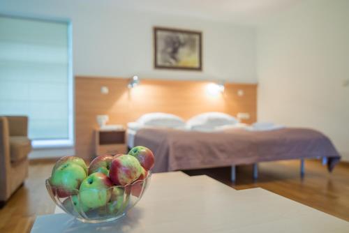 a bowl of fruit on a table in a bedroom at Guest House Milda in Druskininkai