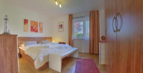מיטה או מיטות בחדר ב-Ferienwohnungen Amrumbank