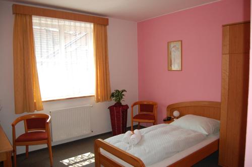 Un pat sau paturi într-o cameră la Penzion U Zvonu
