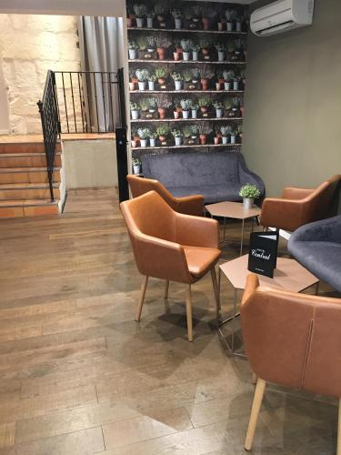 Ein Sitzbereich in der Unterkunft Hôtel Central