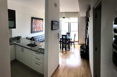 cocina con encimera y comedor en Apartamento dúplex exclusivo y céntrico, en Lima