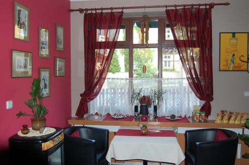 新伊欽的住宿－烏茲沃努旅館，一间带桌子和窗户的用餐室