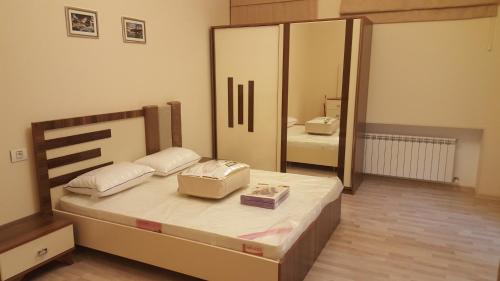 ein Schlafzimmer mit einem Bett und einem großen Spiegel in der Unterkunft Charming 2 Bedroom Apartment near the City's Biggest Mall in Baku