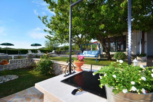 a garden with a sink in a yard at Holiday Home, Villa Bozic in Čvrljevo
