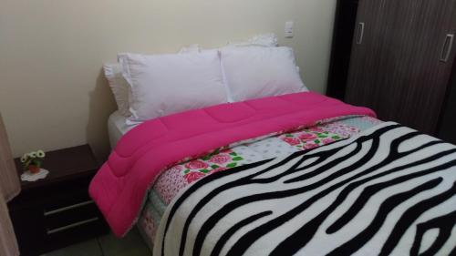 グラマドにあるSossego da Casa Vermelhaのベッドルーム1室(ピンクと白の掛け布団付きのベッド1台付)