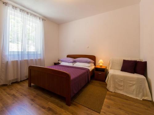 1 Schlafzimmer mit 2 Betten und einem Fenster in der Unterkunft House Kapitulac in Grižane