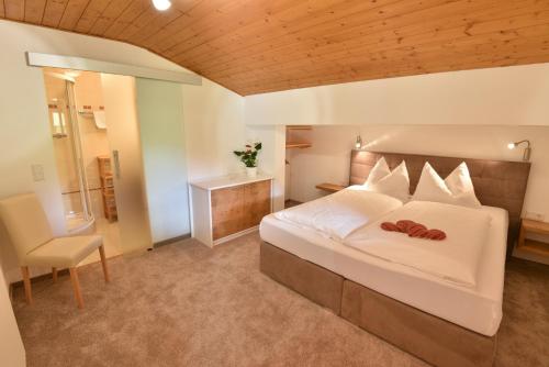 Un dormitorio con una cama con dos zapatos rojos. en Landhaus Trinker, en Schladming