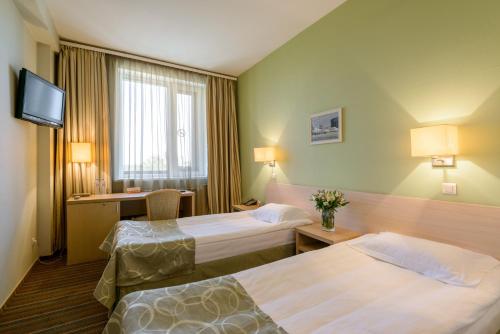 歐博的住宿－斯凱柏酒店，酒店客房设有两张床和电视。