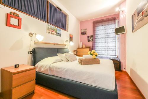 ミラノにあるAlessia's Flat- Lorenteggioのピンクの壁のベッドルーム1室(大型ベッド1台付)