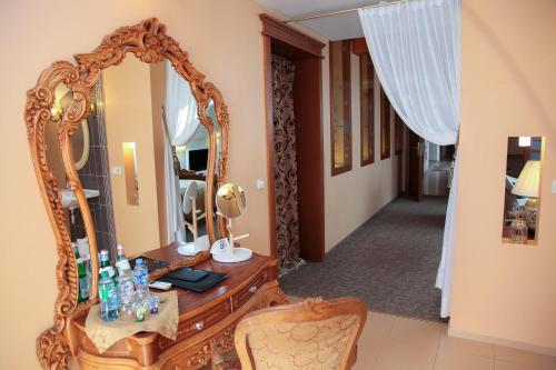 een kaptafel met een spiegel en een stoel bij Pažaislis Park Hotel in Kaunas