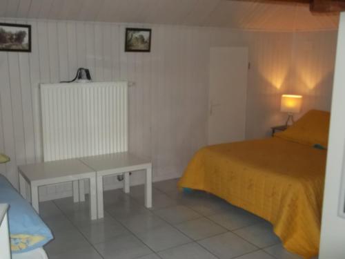 - une chambre avec un lit, une table et un lit gmaxwell gmaxwell dans l'établissement Eguisheim village préféré des français grand studio, à Eguisheim