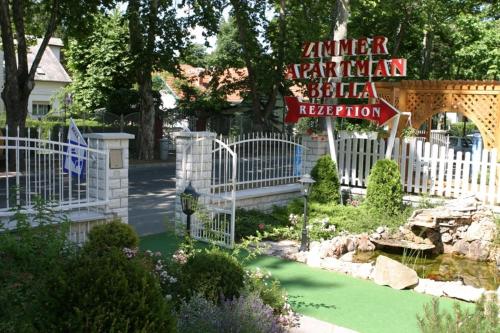 Κήπος έξω από το Apartman Bella Hotel