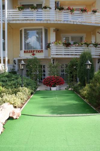 Κήπος έξω από το Apartman Bella Hotel