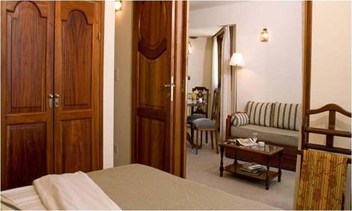 ein Schlafzimmer mit einem Bett und ein Wohnzimmer in der Unterkunft Terrazas Club Hotel in Villa Gesell