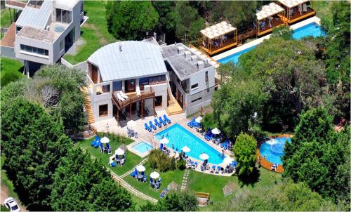 格塞尔镇特拉萨斯俱乐部酒店的带游泳池的房子的鸟瞰图