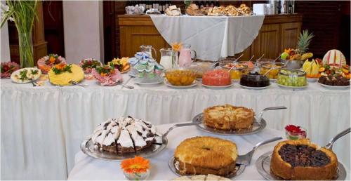 Una mesa con muchos pasteles y postres diferentes. en Terrazas Club Hotel, en Villa Gesell