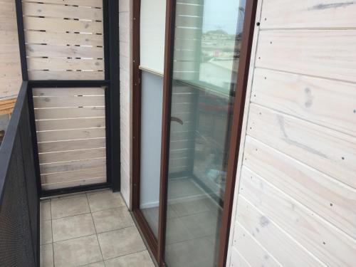a glass door in a room with two closets at Hostal CKAIR in Bahia Inglesa