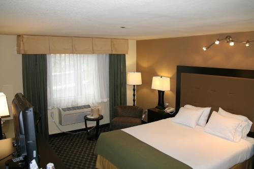 Postel nebo postele na pokoji v ubytování Holiday Inn Express Union City San Jose by IHG
