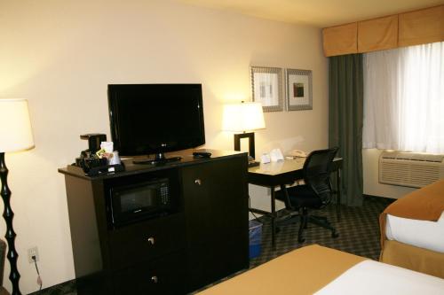 TV a/nebo společenská místnost v ubytování Holiday Inn Express Union City San Jose by IHG