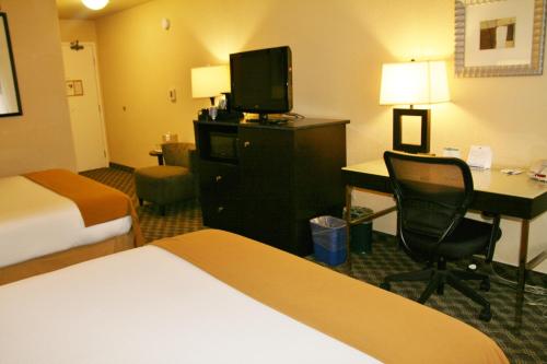 Postel nebo postele na pokoji v ubytování Holiday Inn Express Union City San Jose by IHG