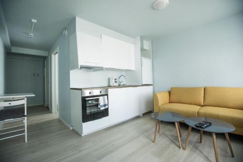 cocina y sala de estar con sofá y mesa en Stavanger Housing Hotel en Stavanger