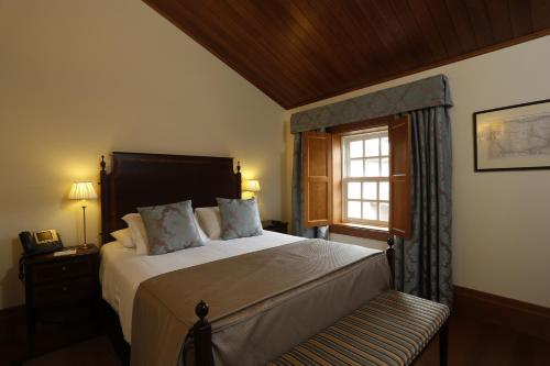 a bedroom with a large bed and a window at Parador Casa Da Insua in Penalva do Castelo