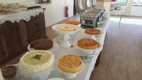 een tafel met verschillende soorten gebak en gebak bij Fazenda Fiore Resort in Paripueira