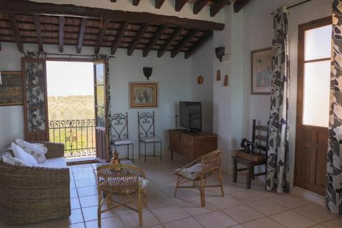 d'un salon avec un canapé et un balcon. dans l'établissement Hotel Rural Hoyo Bautista, à Martín de la Jara