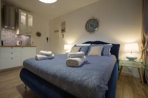 1 dormitorio con 1 cama grande y toallas. en Blue Boat Apartment Sopot, en Sopot