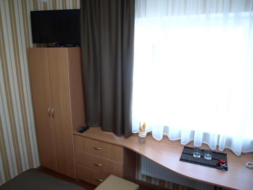 TV a/nebo společenská místnost v ubytování Leon Hotel