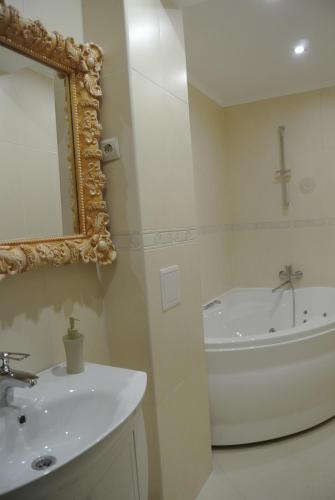 Phòng tắm tại Mini Hotel on Demiivska