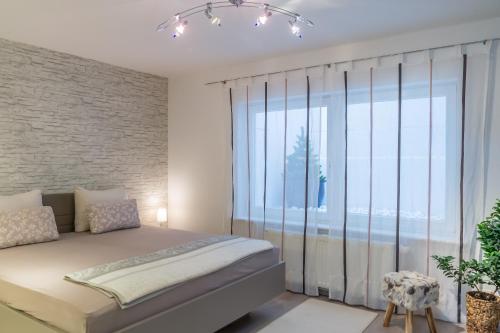 Un pat sau paturi într-o cameră la Ruhiges und zentral gelegenes Apartment