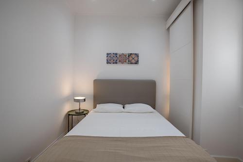 A bed or beds in a room at BmyGuest - Príncipe Real Charming Apartment