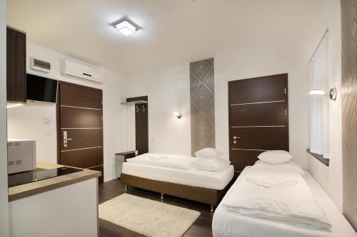 Posteľ alebo postele v izbe v ubytovaní Paulay Downtown Apartments