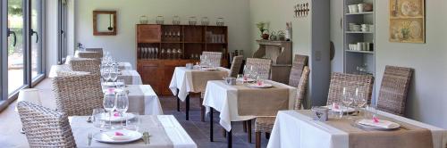 Un restaurante con mesas y sillas con manteles blancos. en Hotelet Del Bac, en Camprodon