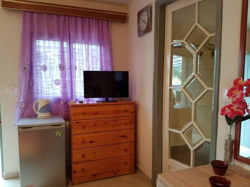 Télévision ou salle de divertissement dans l'établissement Sunny holiday home