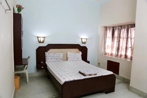 En eller flere senge i et værelse på Hotel Suriyapriya