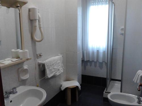 a bathroom with a sink and a shower at Motel Forum in Polla