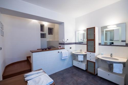 Ett badrum på L'ippocampo Guest House