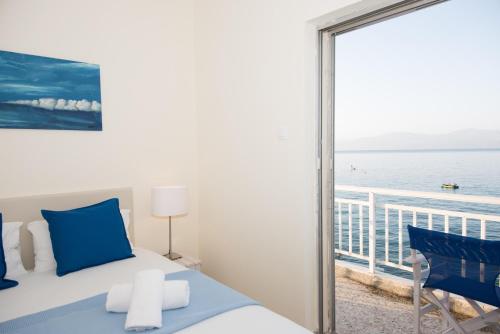 a bedroom with a bed and a view of the ocean at Spacious apartment on the beachfront in Melission