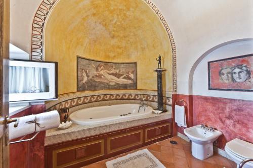 プライアーノにあるVilla Madonna di Costantinopoliのバスルーム(バスタブ、シンク付)