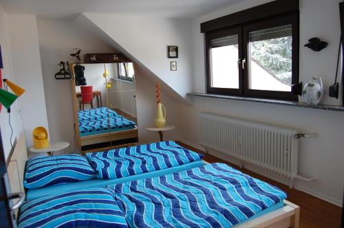 Kreuzauにあるmodern comfort innのベッドルーム(青いベッド1台、窓付)