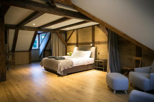 Tempat tidur dalam kamar di Botique & SPA Hotel Berkenes Manor
