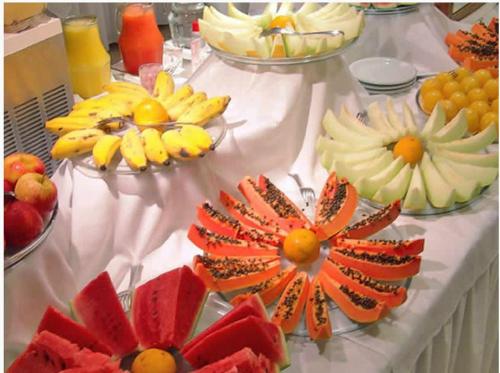 una mesa con platos de fruta encima en Aguas Mornas Palace Hotel, en Santo Amaro da Imperatriz